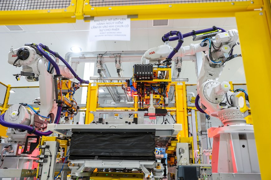 Por seguridad, todo el montaje relacionado con el voltaje lo realiza automáticamente un robot. (Foto: Vietnam+)