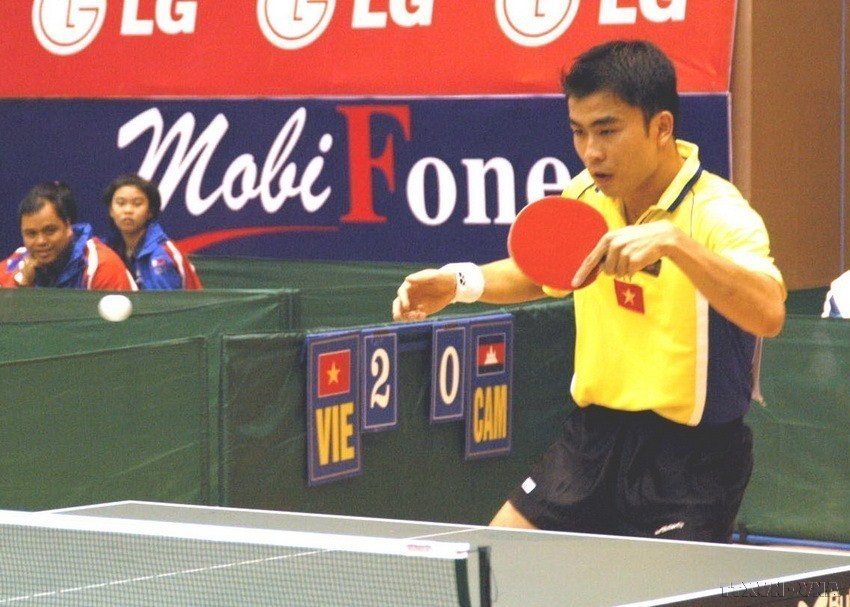 El jugador vietnamita Tran Tuan Quynh en el partido con su rival camboyano, el 6 de diciembre de 2003, en el gimnasio de Hai Duong. (Fuente: VNA)