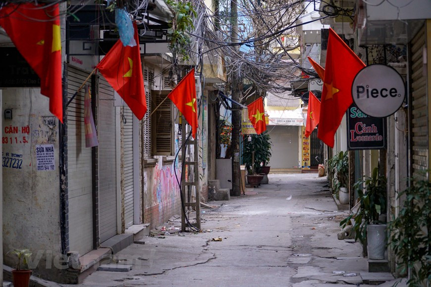 El primero de enero lunar es el único día en que Hanoi vive cierto sosiego. No se ven rastros de la ciudad bulliciosa que es, con los humos y ruidos de claxons de cada día, sino calles vacías, silenciosas y seductoras, cuando el frío de la noche anterior todavía no se disuelve. Los hanoyenses no se levantan tan temprano como de costumbre, haciendo que la capital luzca más tranquila y antigua. El primer día del Tet inicia el nuevo año según el calendario lunar de los vietnamitas. Para ellos, este día reviste un significado sagrado, pues decide si la suerte será buena o mala durante todo el año. (Fuente: Vietnamplus) 