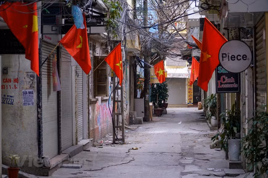 El primero de enero lunar es el único día en que Hanoi vive cierto sosiego. No se ven rastros de la ciudad bulliciosa que es, con los humos y ruidos de claxons de cada día, sino calles vacías, silenciosas y seductoras, cuando el frío de la noche anterior todavía no se disuelve. Los hanoyenses no se levantan tan temprano como de costumbre, haciendo que la capital luzca más tranquila y antigua. El primer día del Tet inicia el nuevo año según el calendario lunar de los vietnamitas. Para ellos, este día reviste un significado sagrado, pues decide si la suerte será buena o mala durante todo el año. (Fuente: Vietnamplus) 