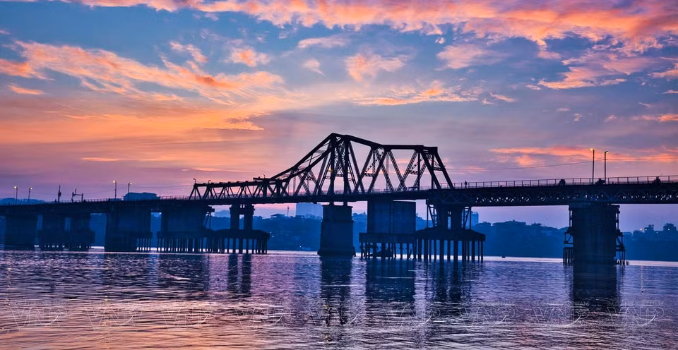 El puente de Long Bien fue el primero de acero que cruza el río Rojo en Hanoi. La obra fue diseñada y construida por los franceses en cuatro años (de 1898 a 1902) para servir a su colonización en el norte de Vietnam en ese momento. (Fuente: VNA)