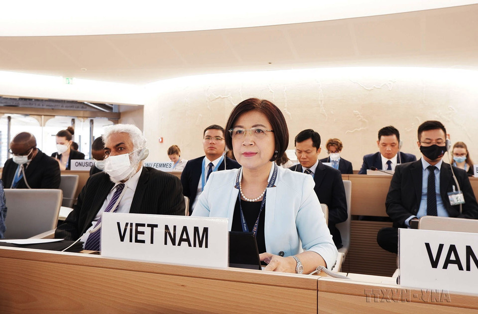 La embajadora y jefa de la misión permanente de Vietnam ante las Naciones Unidas, la Organización Mundial del Comercio y otros organismos internacionales en Ginebra, Le Thi Tuyet Mai, encabezó la delegación vietnamita asistente a la 51ª Sesión del Consejo de Derechos Humanos de la ONU (12 de septiembre de 2022). Foto: VNA