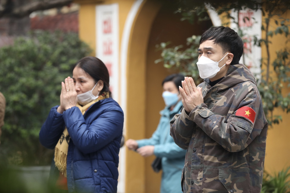 Las personas rezan por un año nuevo de paz y suerte en la pagoda de Quan Su (Foto: VNA)