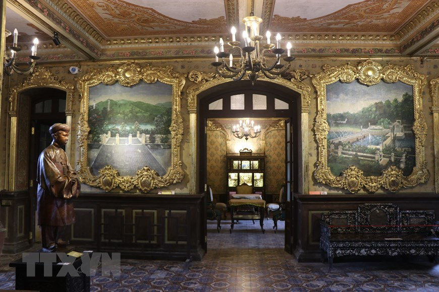 Pinturas de gran formato que representan los mausoleos de los reyes Nguyen decoran el palacio An Dinh (Fuente: VNA)