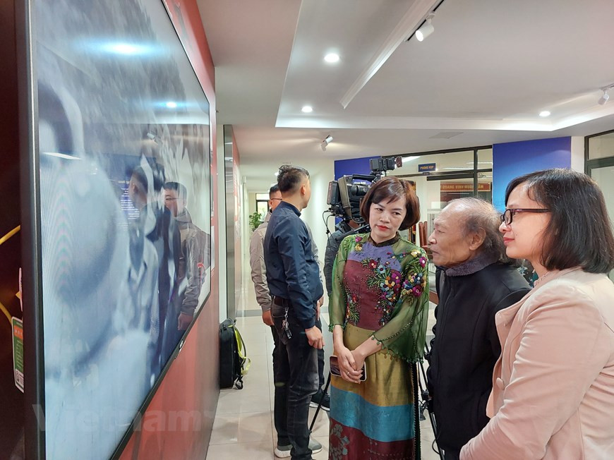 La exposición consta de tres partes principales: la Parte 1 con el tema "Hanoi está listo para luchar", presenta documentos e imágenes sobre la dirección del Partido, el Gobierno y el gobierno de Hanoi para llevar a cabo actividades de protección de la capital. La Parte 2, con el tema "Hanoi: 12 días y noches de historia", presenta documentos e imágenes sobre la devastación de la guerra y la determinación de luchar y defender Hanoi en la guerra de resistencia. La Parte 3, con el tema "Haciendo sonar la canción de la victoria", presenta documentos e imágenes sobre los resultados de la campaña de 12 días del ejército y el pueblo de Hanoi, tanto luchando para proteger el cielo de Hanoi como produciendo para el servicio. (Fuente: Vietnamplus) 