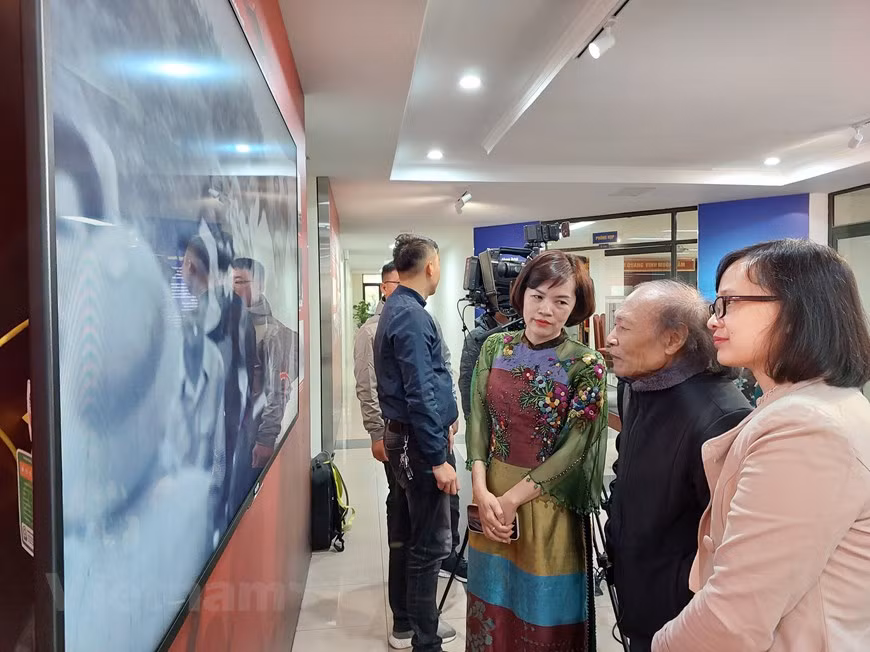 La exposición consta de tres partes principales: la Parte 1 con el tema "Hanoi está listo para luchar", presenta documentos e imágenes sobre la dirección del Partido, el Gobierno y el gobierno de Hanoi para llevar a cabo actividades de protección de la capital. La Parte 2, con el tema "Hanoi: 12 días y noches de historia", presenta documentos e imágenes sobre la devastación de la guerra y la determinación de luchar y defender Hanoi en la guerra de resistencia. La Parte 3, con el tema "Haciendo sonar la canción de la victoria", presenta documentos e imágenes sobre los resultados de la campaña de 12 días del ejército y el pueblo de Hanoi, tanto luchando para proteger el cielo de Hanoi como produciendo para el servicio. (Fuente: Vietnamplus) 