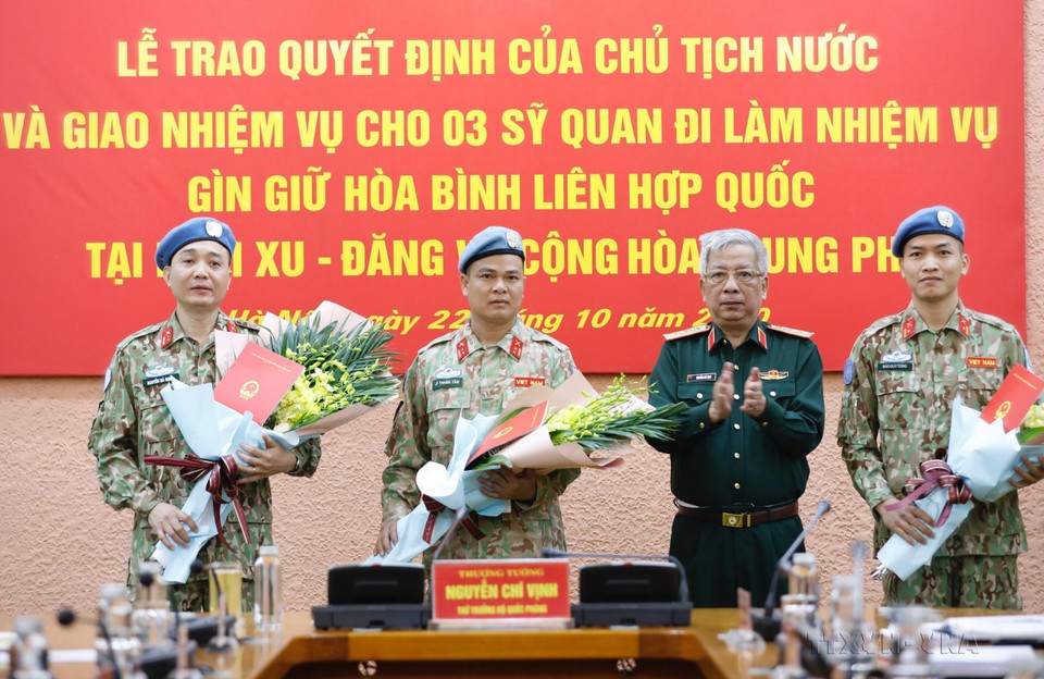 Nguyen Chi Vinh, viceministro de Defensa, entregó la Decisión del Presidente y asignó a tres oficiales para llevar a cabo la misión de mantenimiento de la paz de la ONU en Sudán del Sur y República Centroafricana (22 de octubre de 2020). Foto: VNA