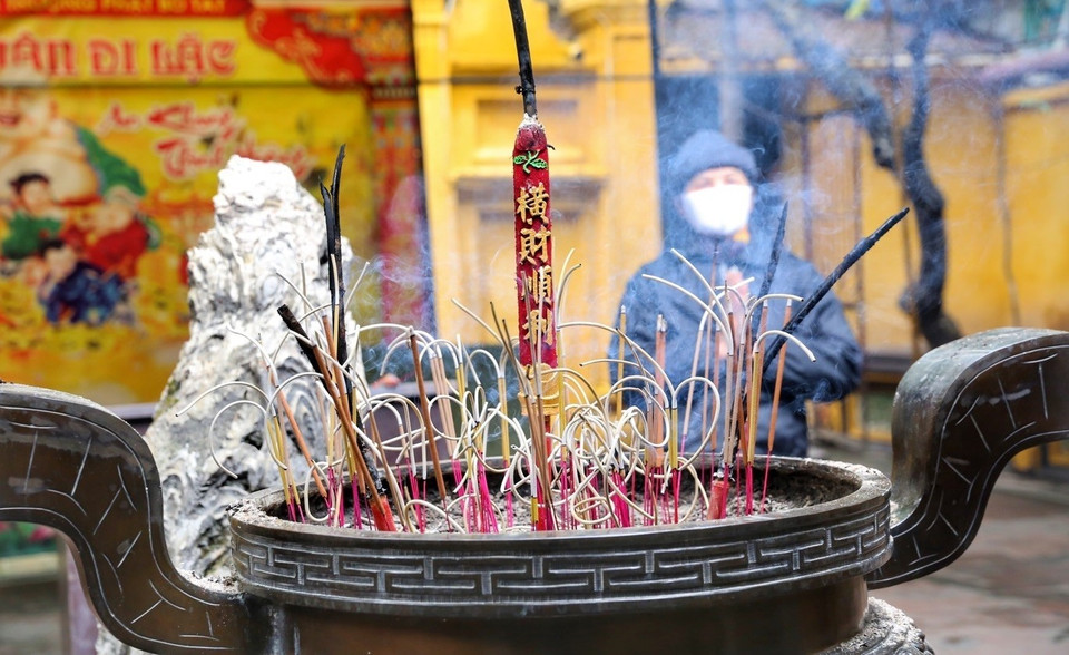 Las personas acuden a la pagoda de Phuc Khanh para rezar por la paz, prosperidad y suerte (Foto: VNA)