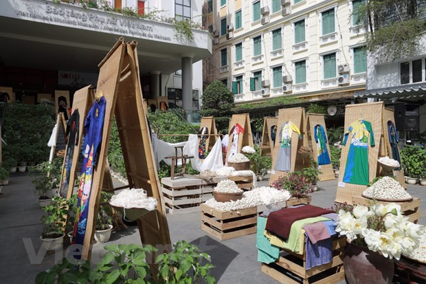 El Ao Dai deviene siempre la primera opción en ocasiones especiales o eventos nacionales, y se considera un traje tradicional dinámico del siglo XXI. El Ao Dai moderno es ahora un producto altamente personalizado, cada traje se confecciona para cada persona. Este constituye un elemento de las tendencias de la moda mundial. En el lugar conocido como la capital del Ao Dai, la ciudad de Hue, el vestido se ha convertido en ropa cotidiana de las niñas, e incluso de las funcionarias de la urbe todos los lunes. Por ello, el vestuario vietnamita reafirma cada vez más su elevada posición en el mundo de la moda. (Fuente: Vietnamplus) 