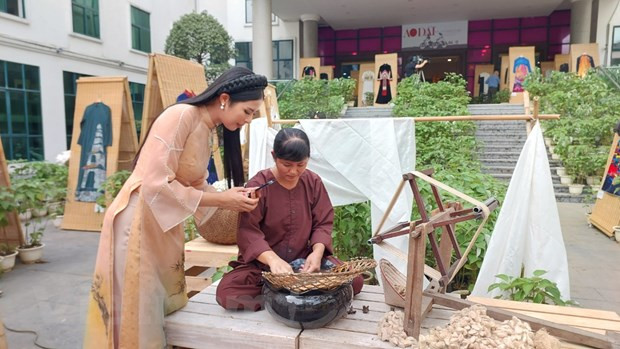Aunque se desconoce el origen del traje tradicional de Ao Dai, de Vietnam, basándose en el contexto histórico los investigadores han llegado a la conclusión de que apareció a principios de la Era cristiana. Lo usaron inicialmente las dos primeras mujeres generales vietnamitas: Hai Ba Trung (las hermanas Trung, 40-43 d.C.). Según la leyenda, cuando montaban elefantes para asaltar al ejército Han, las hermanas Trung llevaban el vestido largo con dos solapas de armaduras doradas. Más tarde, por respeto a esas figuras, las mujeres vietnamitas evitaron usar atuendos de dos alas y los reemplazaron por los de cuatro piezas (ao tu than). (Fuente: Vietnamplus) 