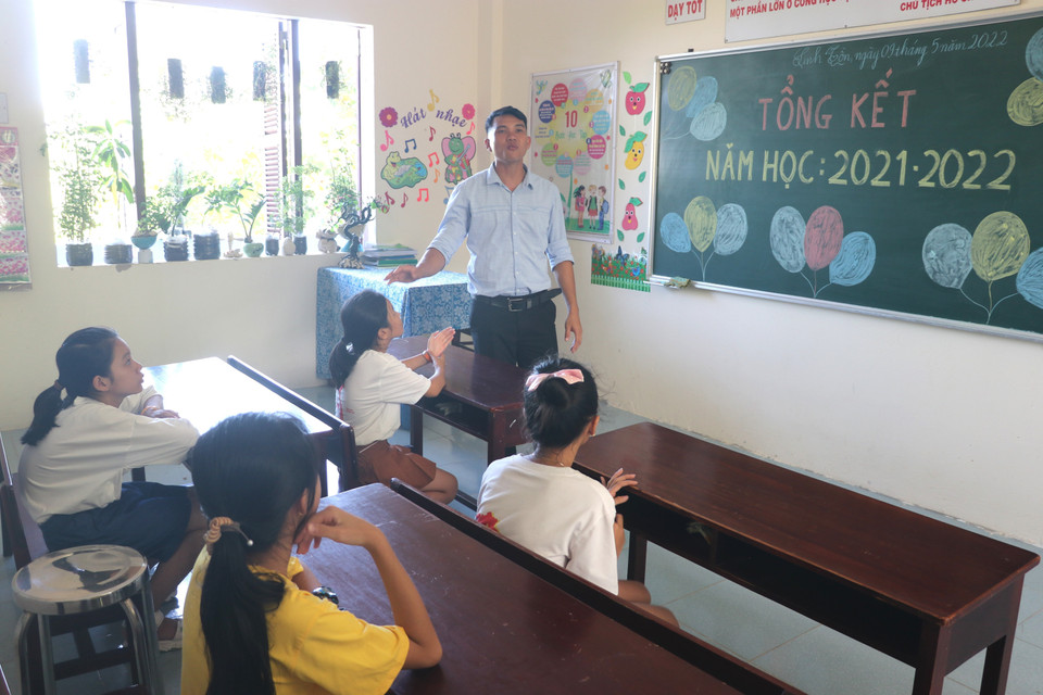 Ceremonia de clausura del año escolar 2021-2022 de los estudiantes en la isla de Sinh Ton. (Foto: VNA)