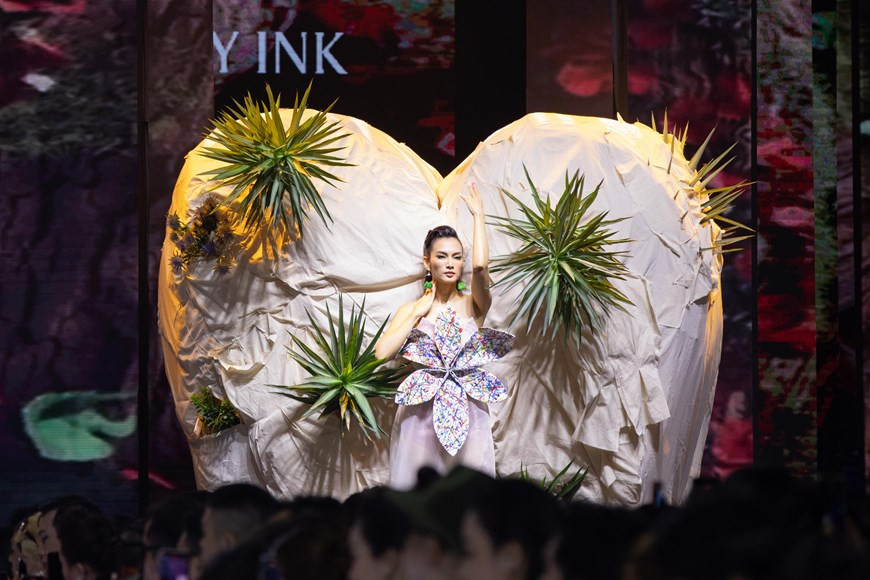 Inspirada de la historia de las joyas preciosas escondidas bajo el suelo árido, la marca Tiny Ink atrae a la pasarela un modelo de corazón de más de dos metros de altura – la imagen simbólica de la gema. (Foto: Vietnam+)