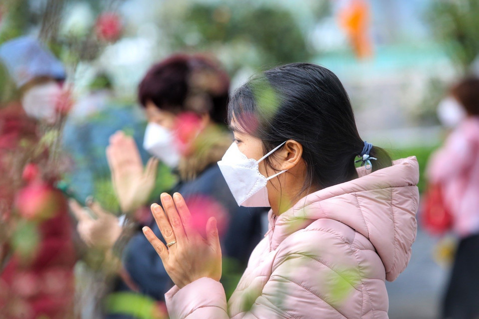 Las personas rezan por un año nuevo de paz y suerte en la pagoda de Tran Quoc, en el distrito de Tay Ho (Foto: VNA)