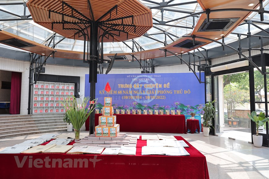 En la mañana del 6 de octubre, la Biblioteca de Hanoi inauguró una exposición de libros y periódicos en ocasión del 68 aniversario del Día de Liberación de la capital (10 de octubre de 1954 - 10 de octubre de 2022). La exhibición incluye más de 300 documentos, libros y periódicos seleccionados según cuatro temas principales. Las primeras partes "El Partido Comunista de Vietnam y el Presidente Ho Chi Minh dirigen con éxito la guerra de resistencia contra los colonialistas franceses" y "Hanoi - Otoño histórico", incluyen documentos que afirman que el liderazgo del Partido y el líder Ho Chi Minh fue un factor decisivo de la victoria de la guerra de resistencia nacional. (Fuente: Vietnam+)