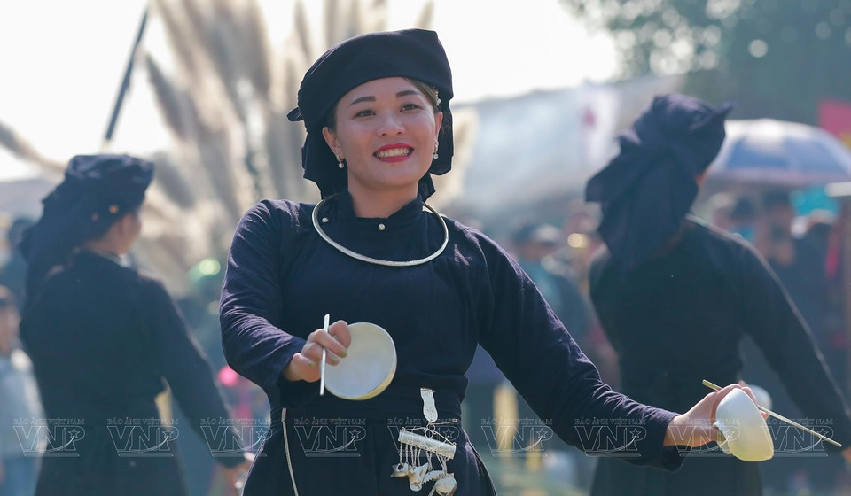 Los Tay presentan una danza en una feria periódica en la Aldea de Cultura y Turismo de las Minorías Étnicas de Vietnam (Foto: Revista Ilustrada)
