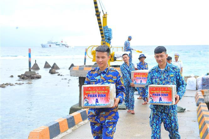 Los regalos llevan consigo los sentimientos de la tierra firme hacia los soldados estacionados en el mar. En la foto: Soldados de la isla de Phan Vinh A reciben regalos por el Tet (Fuente: VNA)