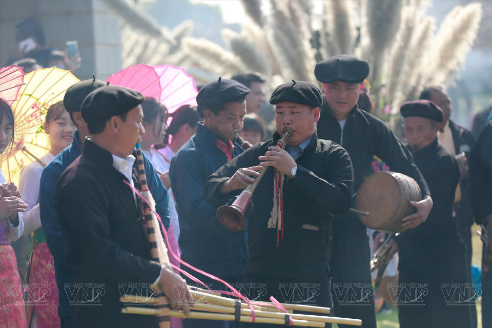 Hombres tocan trompetas en una feria periódica (Foto: Revista Ilustrada)