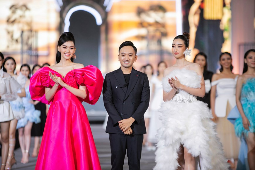 Las Miss y finalistas de belleza de Vietnam se reúnen en la primera noche de desfile de moda Vietnam Beuty Fashion Fest. (Foto: Vietnam+)