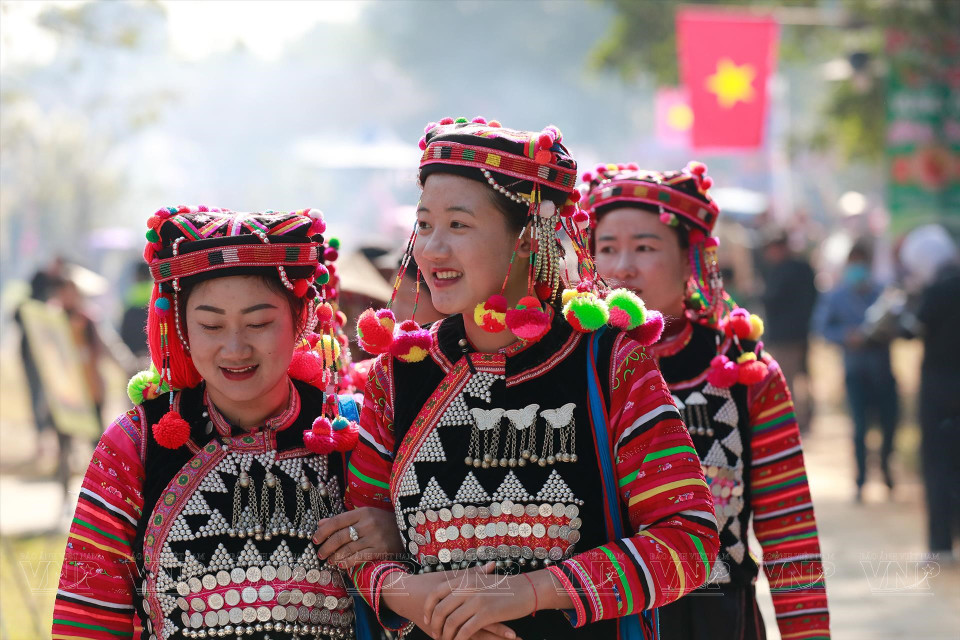 Trajes coloridos tradicionales de las personas de la provincia norteña de Dien Bien en una feria periódica en Hanoi (Foto: Revista Ilustrada)