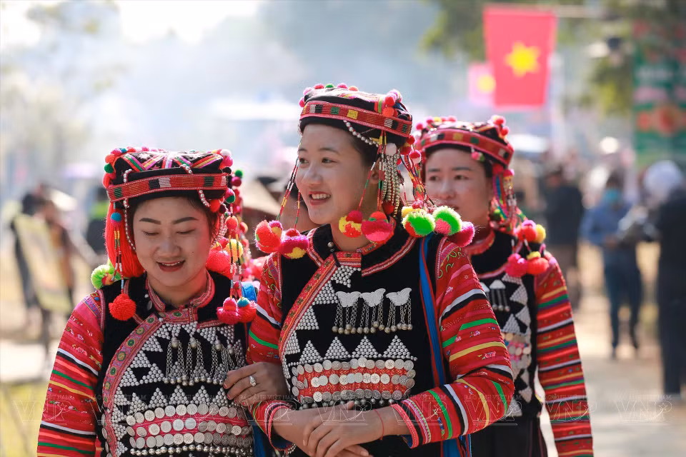 Trajes coloridos tradicionales de las personas de la provincia norteña de Dien Bien en una feria periódica en Hanoi (Foto: Revista Ilustrada)