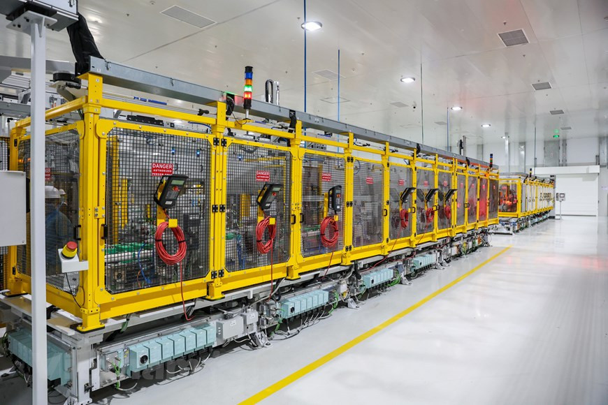 Antes de ensamblarse, las celdas se clasifican para equilibrar los voltajes de las celdas pequeñas, lo que aumenta su vida útil (Foto Vietnam+)