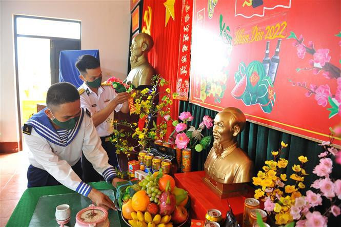 Soldados de la isla de An Bang preparan una bandeja de frutas tradicionales para dar la bienvenida al Año Nuevo Lunar (Fuente: VNA)