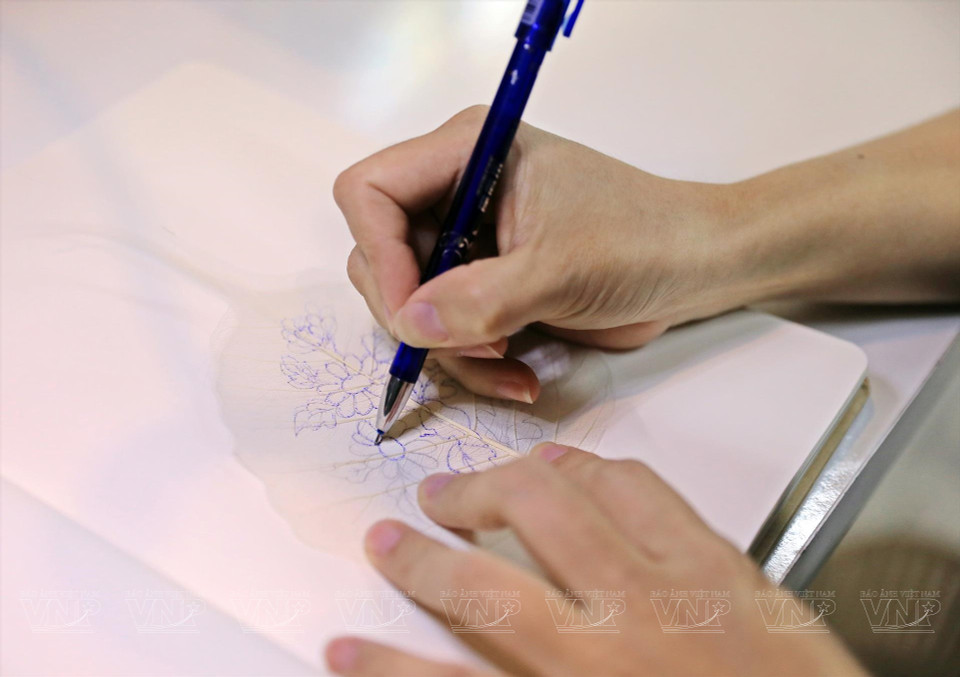 Las ideas se esbozan en papel y luego editan texturas y dibujan patrones.