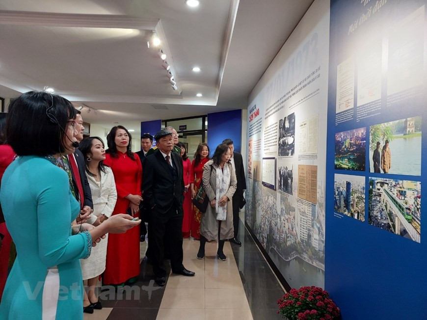 Los documentos e imágenes muestran lo bien en el manejo del Partido Comunista de Vietnam, el Gobierno y la administración popular de Hanoi en la lucha por la independencia, además recrea la imagen del ejército y el pueblo de Vietnam del Norte en general, y el ejército y el pueblo de Hanoi en particular, que lucharon con valentía y triunfaron la estrategia de la fuerza aérea de los Estados Unidos, obligándolos a declarar el cese de los bombardeos contra el Norte de Vietnam y acordó firmar el Acuerdo de París para poner fin a la guerra y restaurar la paz en Vietnam. (Fuente: Vietnamplus) 