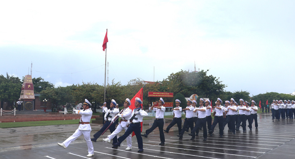Los soldados navales de la isla de Truong Sa aprueban al equipo. (Foto: VNA)