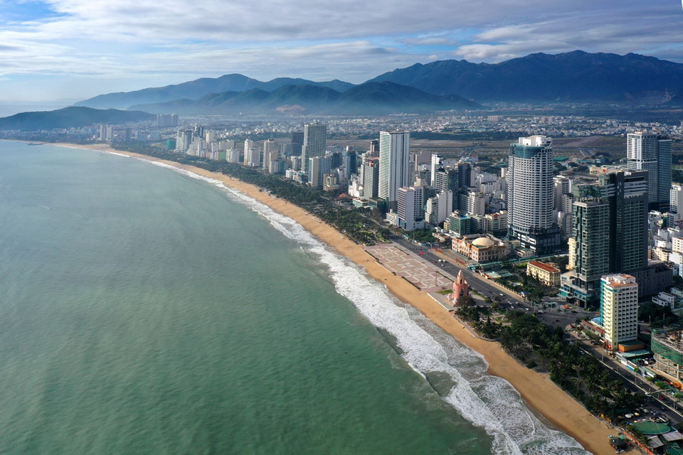 La ciudad costera de Nha Trang, comparada con la "Perla del Lejano Oriente", es un destino turístico atractivo para turistas nacionales y extranjeros. (Foto: VNA)