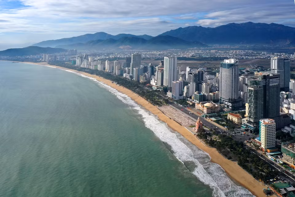 La ciudad costera de Nha Trang, comparada con la "Perla del Lejano Oriente", es un destino turístico atractivo para turistas nacionales y extranjeros. (Foto: VNA)