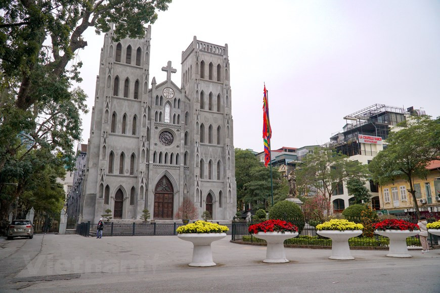 La Catedral de Hanoi en el primer día del Año Nuevo Lunar. Es necesario mencionar el estilo neogótico, que se ve a menudo en las catedrales de Hanoi. Consta de una base cruciforme con tres secciones al frente, incluyendo la entrada principal en el medio con una ventana “rosa” en la parte superior, dos entradas subyacentes a ambos lados, y un campanario en lo alto. De estas construcciones se destacan la catedral del barrio de Hoan Kiem y las iglesias de Hoang Mai y Lang Tam. En Hanoi , el estilo neogótico influyó más en las iglesias. La armoniosa mezcla de los estilos oriental y francés ha creado un espacio propio de arquitectura hanoyense, tanto antiguo como moderno. (Fuente: Vietnamplus) 