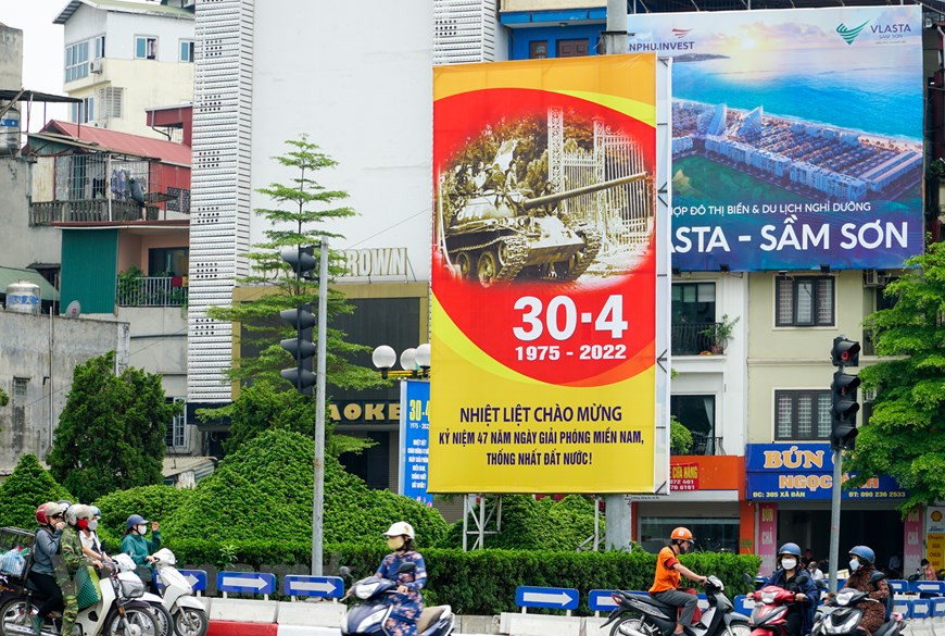 Para el mundo, la victoria del 30 de abril de 1975 coadyuva a impulsar la lucha de la humanidad por la paz, la independencia nacional, la democracia y el progreso social, y a animar a los pueblos amantes de la paz en el proceso de la liberación del yugo del imperialismo. Además, dejó una lección sobre la promoción de la unidad nacional, atestigua la dirección ingeniosa y sabia del Partido Comunista con una línea política y militar independiente, autosuficiente, correcta y creativa, y enalteció el anhelo nacional de independencia, libertad, paz y reunificación, así como la valentía, la inteligencia y la voluntad de no ceder jamás ante un enemigo invasor. (Foto: Vietnamplus) 