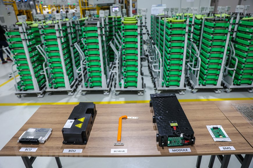 Los componentes de la batería como el plástico y los dispositivos electrónicos se fabrican en el complejo de VinFast, mientras las celdas de batería se importan de Samsung SDI (Fuente: Vietnam+)