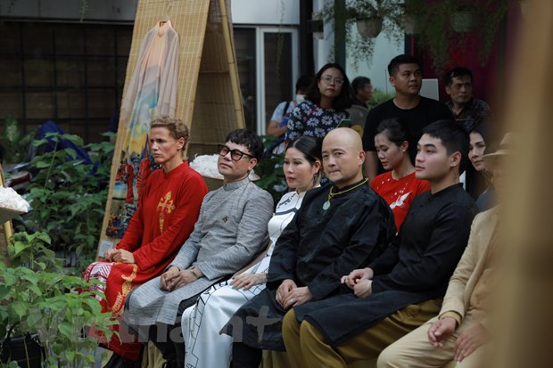 Lo más destacado de los trajes de Ao dai es el hecho de que los diseñadores utilizan seda vietnamita y ramio AP (tejido de cáñamo azul AP) para crear, así como para honrar los valores artísticos tradicionales. Las colecciones de Ao dai se exhiben en bastidores de bambú, especialmente diseñados por el museo para honrar la belleza de la cultura vietnamita, creando una exposición armoniosa con valores humanos en la vida, acercando el patrimonio cultural nacional al público. Después de la exhibición, los diseñadores donarán todas las obras de Ao Dai al Museo de la Mujer de Vietnam para que continúen promoviendo valores culturales e históricos en el futuro. (Fuente: Vietnamplus) 
