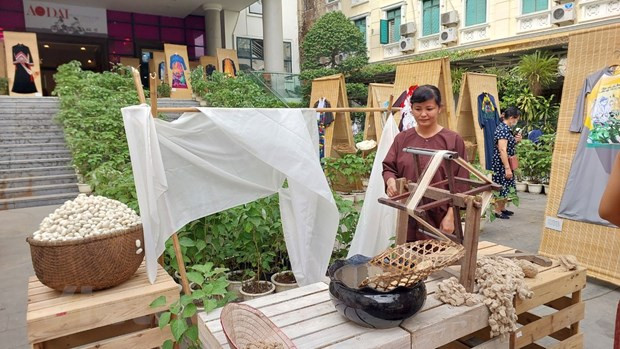 Al decir del traje Ao Dai, también se debe tratar de la técnica de fabricación de tejido de seda (incluidas las experiencias en el cultivo de la morera, la cría de gusanos de seda y la tejeduría de seda). Según la tejedora Hoang Kieu Khanh, de la aldea de oficio de Van Phuc, la manera tradicional de fabricación de la seda es como lo siguiente: “Hay que hervir primero los capullos de seda en una olla grande. Después de mezclarlos y filtrarlos, los conectamos con telares. Cada trabajador asume una tarea específica. La longitud normal de un hilo es de 500 a 600 metros.” (Fuente: Vietnamplus) 