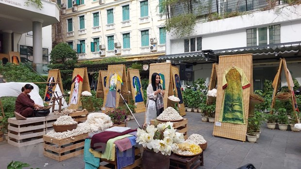 A través de los muchos altibajos de la historia, el traje de cuatro piezas ha sido influenciado y transformado. Del siglo XVII al XIX, para tener un aspecto más formal y noble, las féminas urbanas lo cambiaron por uno de cinco piezas (ao ngu than), con el que expresaban riqueza y posición social. El Ao Dai vietnamita lleva una filosofía audaz de la vida, incrustada en cada detalle. El antiguo traje de cuatro piezas con dos solapas representa a los familiares más cercanos, los padres. Los cinco botones en el lado izquierdo de la pechera, además de mantener el vestido recto, simboliza las cinco virtudes humanas: bondad, honradez, decoro, sabiduría y fidelidad. (Fuente: Vietnamplus) 