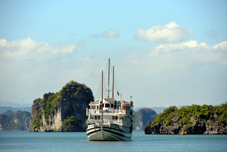 Los turistas disfrutan paisajes hermosos de la Bahía de Ha Long al viajar en cruceros (Fuente: VNA) Số từ