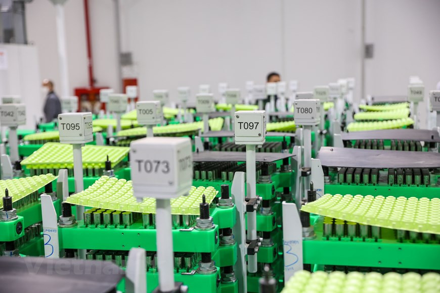 La capa exterior de la batería tiene dos partes. La parte inferior es la bandeja que se divide en compartimientos pequeños para que entren los bloques de la batería. (Foto: Vietnam+)