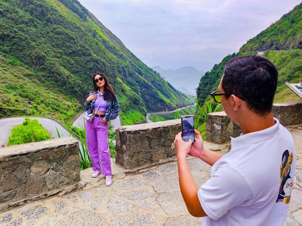 Tham Ma es un paso con nueve curvas extremadamente famosas en la provincia norteña vietnamita de Ha Giang. Este es un camino favorito para los jóvenes que aman explorar, conquistar la aventura y admirar la majestuosa belleza natural al llegar a las tierras altas del país. Conocida como una de las carreteras más peligrosas del Norte, el paso Tham Ma tiene un fuerte atractivo, siempre estimulando la emoción y la conquista de los mochileros. Por lo tanto, es un lugar indispensable para el check-in, pues la conquista del paso muestra los esfuerzos, el coraje y la superación de todos los desafíos de los visitantes. (Fuente: VietnamPlus) 