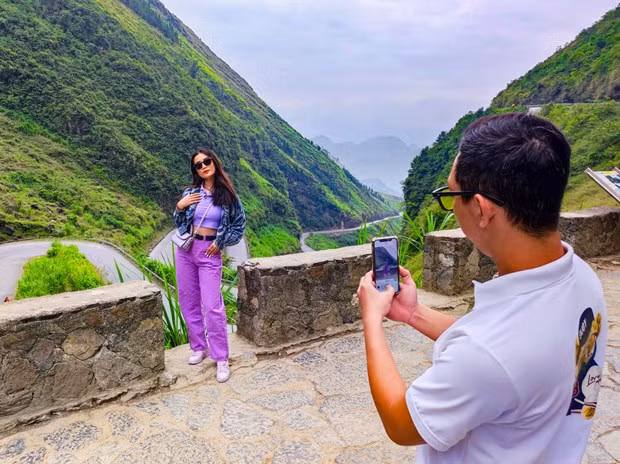 Tham Ma es un paso con nueve curvas extremadamente famosas en la provincia norteña vietnamita de Ha Giang. Este es un camino favorito para los jóvenes que aman explorar, conquistar la aventura y admirar la majestuosa belleza natural al llegar a las tierras altas del país. Conocida como una de las carreteras más peligrosas del Norte, el paso Tham Ma tiene un fuerte atractivo, siempre estimulando la emoción y la conquista de los mochileros. Por lo tanto, es un lugar indispensable para el check-in, pues la conquista del paso muestra los esfuerzos, el coraje y la superación de todos los desafíos de los visitantes. (Fuente: VietnamPlus) 