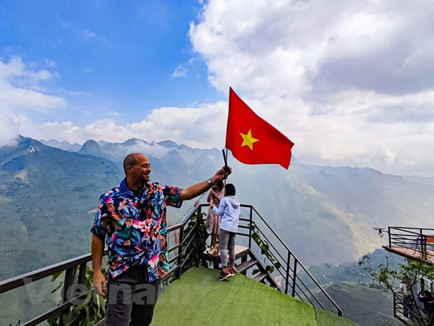 El hotel y cafetería Panorama se erigió en el paso Ma Pi Leng de la provincia norteña de Ha Giang, uno de los destinos turísticos más populares en las tierras altas del norte de Vietnam. Desde allá, los turistas pueden contemplar la belleza majestuosa del río Nho Que serpenteando por las montañas. Daren Romero, un turista estadounidense, compartió que: “La naturaleza aquí es maravillosa. Es una experiencia excelente al ver el paisaje desde arriba. Sentí que se me puso la piel de gallina mientras navegaba por el cañón Tu San abajo”. El paso Ma Pi Leng tiene aproximadamente 20 kilómetros de largo, en el tramo de la autopista 4C que conecta las ciudades de Dong Van y Meo Vac. (Fuente: VietnamPlus) 