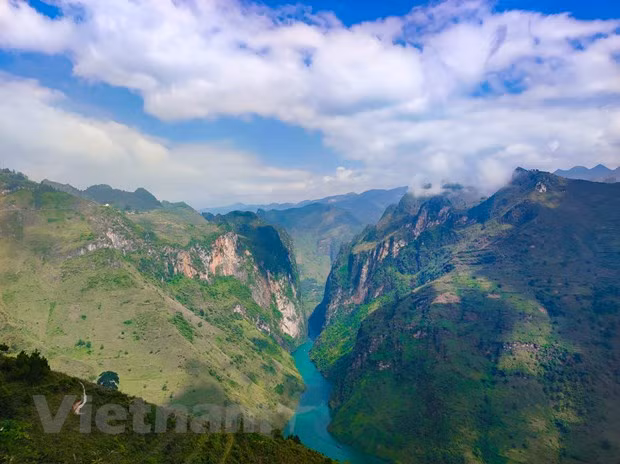 Ubicado a una altitud de mil 700 metros sobre el nivel del mar, el Acantilado de Dios en la provincia montañosa del norte de Hà Giang es uno de los lugares que atraen a muchos turistas. El Acantilado de Dios, también conocido como Acantilado Blanco, se encuentra en el paso de Ma Pi Leng, entre las comunas de Pai Lung y de Pa Vi, en el distrito de Meo Vac. Solo puedes andar en moto durante unos tres kilómetros, luego tienes que caminar otros dos kilómetros. Sin embargo, el camino no es nada fácil porque es extremadamente angosto, lleno de baches y sinuosos. Un lado es un acantilado, el otro lado es un abismo. Entonces, si no puedes andar en moto, tienes que caminar los cinco kilómetros completos. (Fuente: VietnamPlus) 