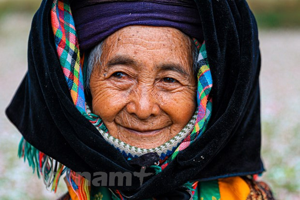 En el viaje para descubrir Ha Giang, un punto que también es difícil de "refutar" es el pueblo de Nam Dam, distrito de Quan Ba. Este destino está a unos 50 kilómetros del centro de la ciudad, ubicado cerca de la puerta del cielo de Quan Ba. Nam Dam se ha convertido en un pueblo de turismo comunitario gracias a las características de la cultura étnica y las costumbres tradicionales que se conservan. Al venir a Nam Dam, los visitantes tienen la oportunidad de aprender más sobre las costumbres, el estilo de vida, las canciones y los bailes del pueblo dao. Además, pueden visitar el museo cultural y bañarse en hierbas medicinales. (Fuente: VietnamPlus)
