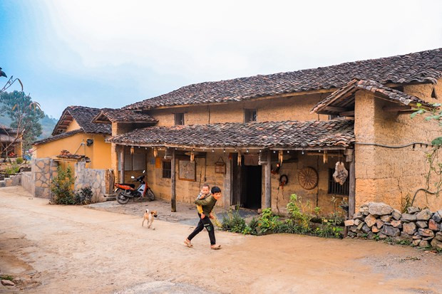 Además de los paisajes naturales salvajes y majestuosos, los visitantes de Ha Giang no pueden perderse el espacio cultural de las minorías étnicas en pueblos culturales como Lo Lo Chai, Nam Dam y Lung Cam. Lo Lo Chai es un hermoso pueblo en Ha Giang que está planeado para convertirse en un sitio cultural y turístico de la comuna de Lung Cu, distrito de Dong Van. Está a unos 25 kilómetros del centro de Dong Van y solo un kilómetro de la asta de la bandera de Lung Cu. Ubicado al pie de la Montaña del Dragón, este pueblo posee un paisaje pintoresco. (Fuente: VietnamPlus)