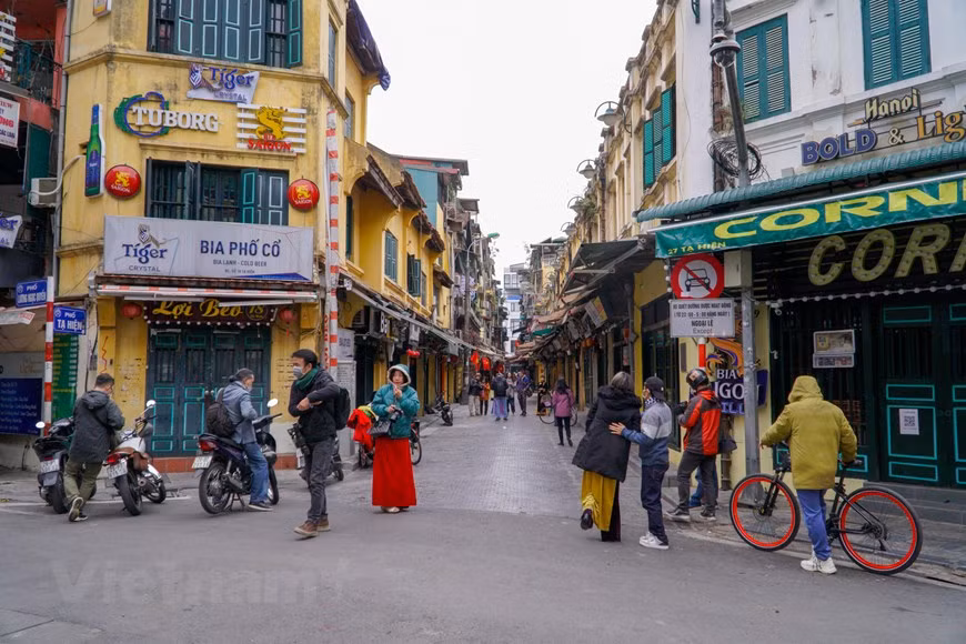 Situada en el corazón del casco antiguo de la capital Hanoi, la calle Ta Hien es llamada "Pho Tay" o "calle de extranjeros", donde reina siempre un ambiente animado y atractivo que le imponen turistas foráneos y jóvenes capitalinos. Con una longitud de sólo 200 metros, Ta Hien tenía el nombre de Géraud durante la dominación francesa. Hoy en día se puede encontrar en este callejón casas de estilo colonial y arquitectura única con kioscos de la artesanía. Sobresalen las tiendas de sellos, relojes y discos. Aunque se denomina la "Calle de extranjeros", los platos populares en Ta Hien son típicos vietnamitas. (Fuente: Vietnamplus) 