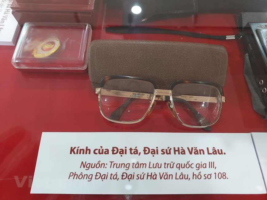 Algunos artefactos donados por la familia del Embajador Ha Van Lau al Centro Nacional de Archivos III están exhibidos en la muestra "Hanoi, Memorias de 12 días y noches - Dien Bien Phu en el aire". En particular, hay documentos extremadamente valiosos sobre el resumen de las negociaciones entre el Gobierno de Vietnam y el Gobierno de Estados Unidos en París de 1968 a 1973. El embajador Ha Van Lau fue un diplomático directamente involucrado en las negociaciones del Acuerdo de París en 1973. El triunfo “Hanoi - Dien Bien Phu en el aire” obligó a Estados Unidos a firmar el Acuerdo de París el 27 de enero de 1973, poniendo fin a la guerra y restaurando la paz en Vietnam. (Fuente: Vietnamplus) 