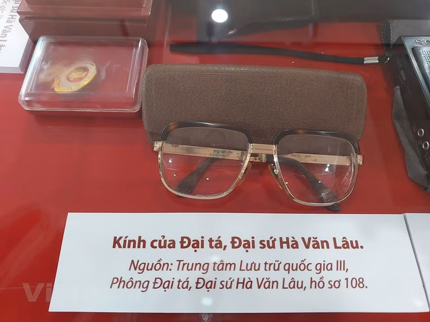 Algunos artefactos donados por la familia del Embajador Ha Van Lau al Centro Nacional de Archivos III están exhibidos en la muestra "Hanoi, Memorias de 12 días y noches - Dien Bien Phu en el aire". En particular, hay documentos extremadamente valiosos sobre el resumen de las negociaciones entre el Gobierno de Vietnam y el Gobierno de Estados Unidos en París de 1968 a 1973. El embajador Ha Van Lau fue un diplomático directamente involucrado en las negociaciones del Acuerdo de París en 1973. El triunfo “Hanoi - Dien Bien Phu en el aire” obligó a Estados Unidos a firmar el Acuerdo de París el 27 de enero de 1973, poniendo fin a la guerra y restaurando la paz en Vietnam. (Fuente: Vietnamplus) 