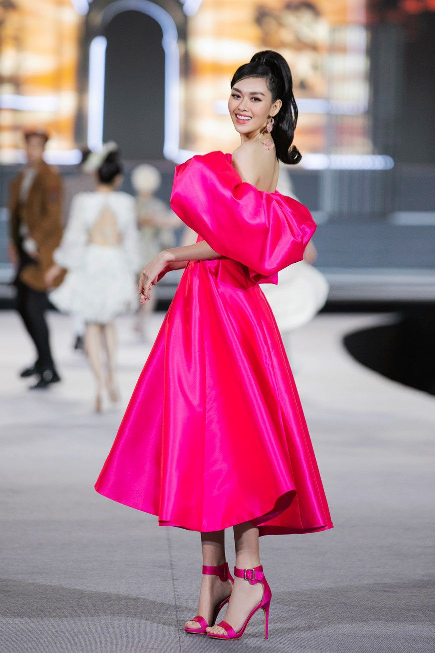 La finalista Tuong San muestra su belleza en el vestido de cóctel rosa de la colección “Savour Des Paris” (Foto: Vietnam+)