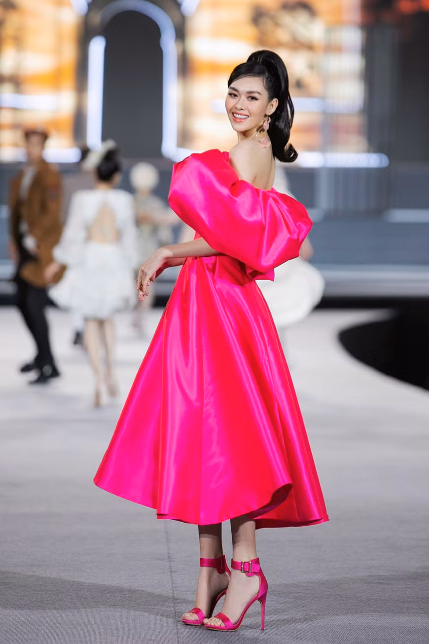 La finalista Tuong San muestra su belleza en el vestido de cóctel rosa de la colección “Savour Des Paris” (Foto: Vietnam+)